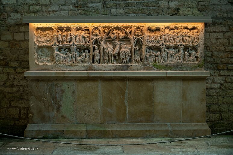 20210725__00152-63 Abbaye cistercienne de Fontenay:retable en pierre de l'ancien autel (fin XIIIe s)