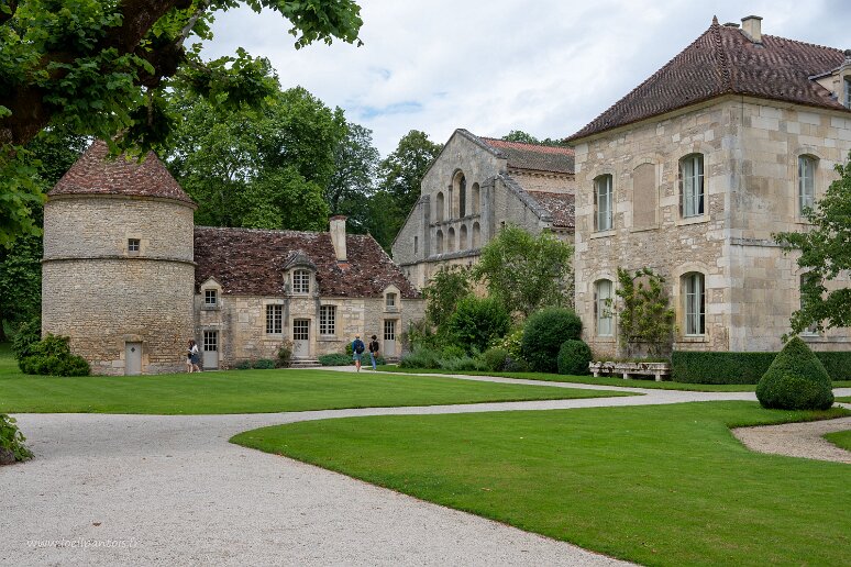 20210725__00152-76 Abbaye cistercienne de Fontenay:colombier, communs et, au fond, l'église