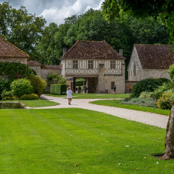Abbaye cistercienne de Fontenay En 1098 St Robert de Molesmes fonde l'abbaye de Citeaux pour revenir à la rigueur de la règle bénédictine écrite au VIe...