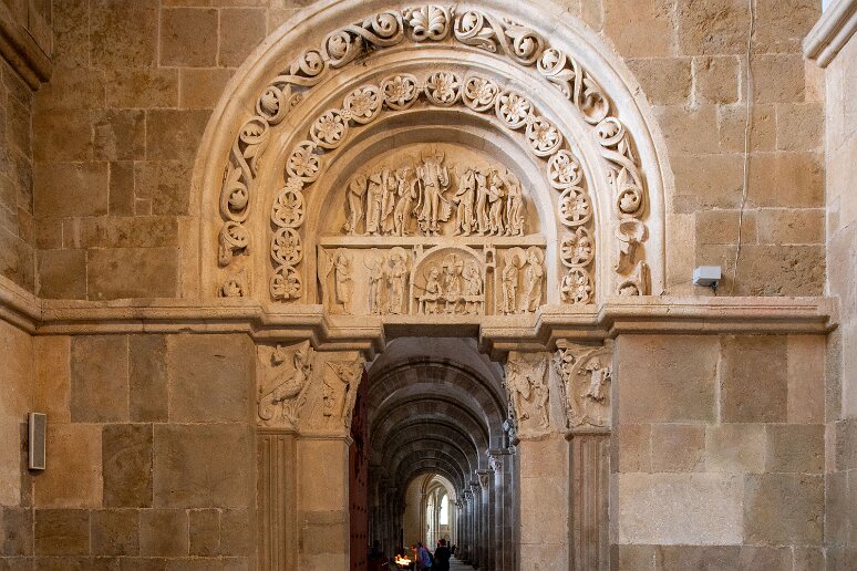 20210724__00159-28 basilique Sainte-Marie-Madeleine de Vézelay:portail latéral nord du narthex: la résurrection du Christ et l'ascension