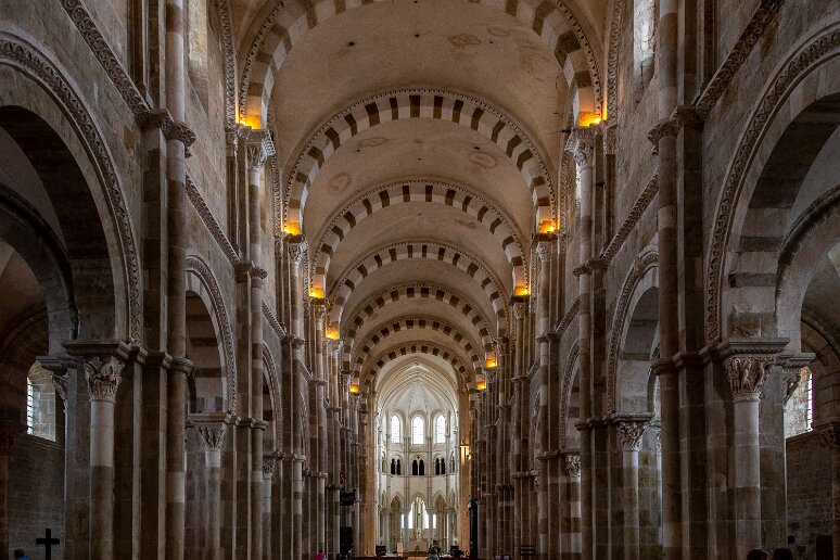 20210724__00159-29 basilique Sainte-Marie-Madeleine de Vézelay:la nef