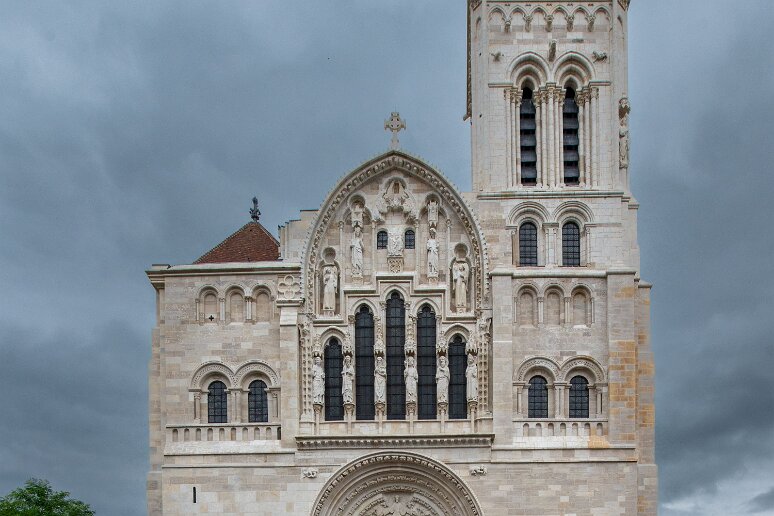 20210724__00159-33 basilique Sainte-Marie-Madeleine de Vézelay: grande façade Ouest