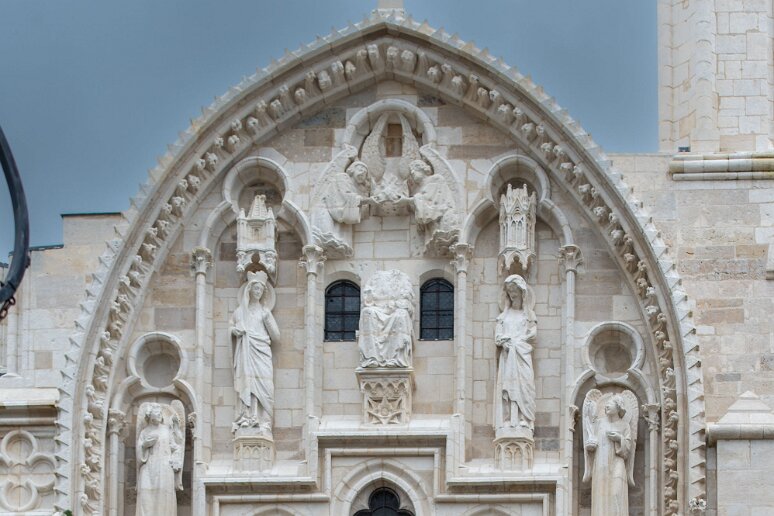 20210724__00159-34 basilique Sainte-Marie-Madeleine de Vézelay: partie supérieure du pignon: en haut le Christ assis, entouré de la Vioerge et de Marie Madeleine. En dessous de G...