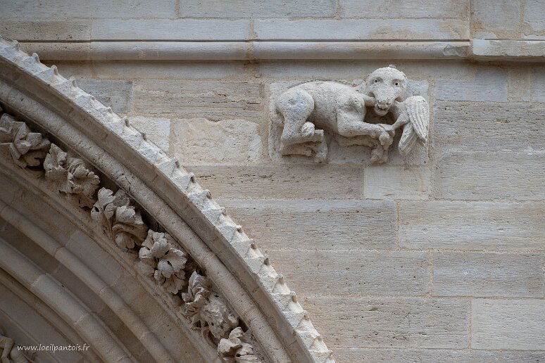 20210724__00159-35 basilique Sainte-Marie-Madeleine de Vézelay: détail sculpture de la façade