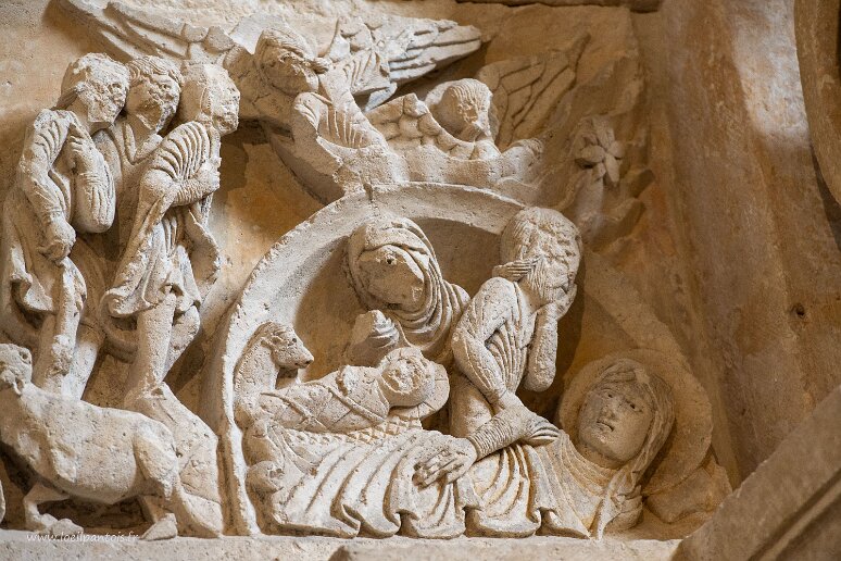 20210724__00159-42 basilique Sainte-Marie-Madeleine de Vézelay: détail portail latéral sud du narthex, naissance du Christ