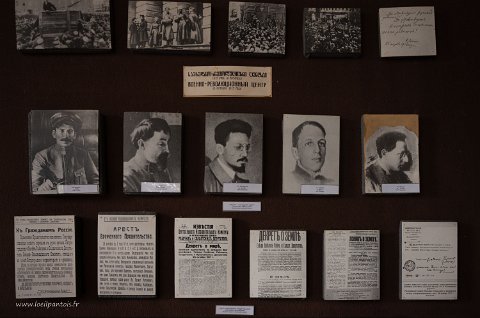 20220509__00221-17 Gori, musée Staline: les célèbres décrets d'octobre 1917 sous 5 photos d'hommes présentés comme leaders militaires de la révolution, mais ni Lénine ni Trotski...