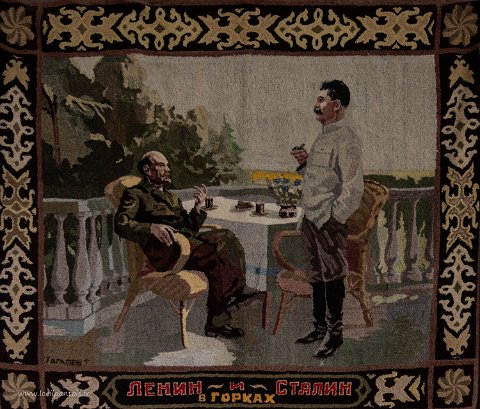 20220509__00221-18 Gori, musée Staline Tapisserie présentant Lenine et Staline à Gorki en 1922