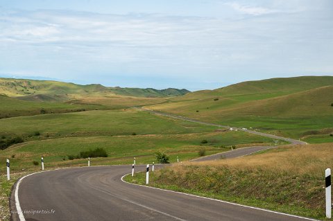 20220506__00078-12 Paysage sur la route de Tbilissi au monastère de David Garedja