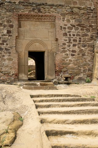 20220506__00078-16 Entrée du monastère de David Garedja Lavra (la Laure de David de Garedja: Garedja est le nom de la montagne): Selon la légende, Au VIe s, 13 moines duophysites...