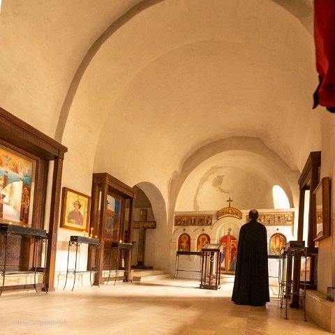 20220506__00078-31 David Gareja Lavra, l'eglise troglodyte de la transfiguration. C'est dans cette église que se trouvent les tombes des 3 fondateurs.