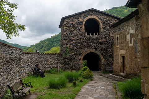 20220510__00087-21 Monastère d'Ubisa: porche d'entrée et muraille. On notera la construction en pierres roulées non taillées, exceptionnelle à cette période en Géorgie.