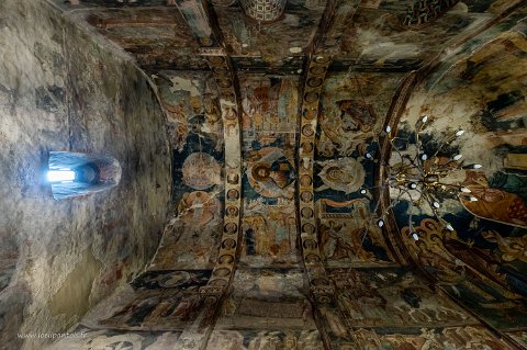 20220510__00087-27 Monastère d'Ubisa, église du IXe s, fresques byzantines du XIVe s, vue d'ensemble du plafond. artiste géorgien dénommé Damiane.