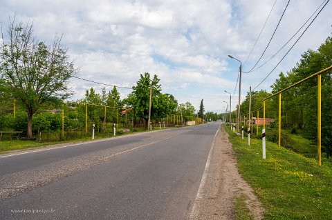 20220514__00167-3 Route de Zugdidi à Kutaissi, distribution aérienne du gaz