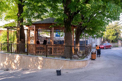20220515__00167-7 Kutaissi, en se promenant sur Debi Iskhnelebi street, nettoyage du kiosque de jeu le dimanche matin.