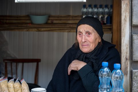 20220512__00228-44 Mestia, Nadia, 78 ans vend du sel de Svanétie dans sa cabane. Le sel étant autrefois trop cher, était mélangé avec des épices: fenugrec, aneth, ail, coriandre,...