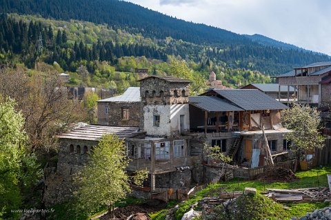 20220512__00228-60 Mestia, comme sur d'autres vues, il est clair que les contraintes d'urbanisme liées à la préservation du site ne resistent pas à d'autres impératifs