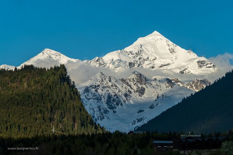 20220512__00228-67 Mestia, vue sur le mont Gistola (4860m) (ou le pic Tetnouldi (4858m)) dans la chaine du grand Caucase, à la frontière russe