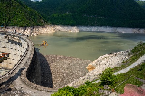 20220512__00228-7 Barrage d'Ingouri, mis en service en 1987. Le lac charrie de nombreux boppis flottés qui s'accumulent contre le barrage.