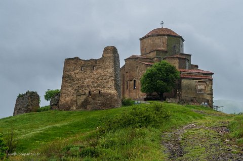 20220508__00176-12 Monastère de Jvari, vue depuis le nord, cette architecture à 4 absides et un dome à tholobate octogonal a largement inspiré les églises géorgiennes ultérieures....