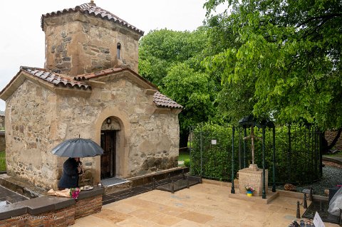 20220508__00176-24 Monastère de Samtavro, la petite chapelle supposée construite à l'origine par Ste Nino au IVe s. A droite le buisson de mures dans lequel elle est censée s'être...