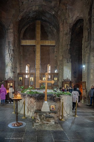 20220508__00176-3 Monastère de Jvari, le piédestal qui servait de socle à la croix de Nino mais supporte maintenant une croix récente, la partie octogonale du piédestal est un...