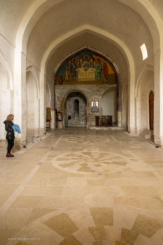 20220508__00176-38 Monastère de Chio Mghvime, l'intérieur du réfectoire (XIIe s rénové au XVIIe) menant au tombeau de Chio