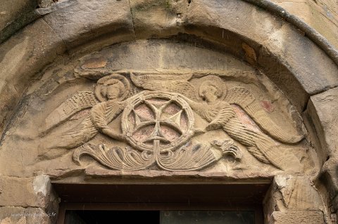 20220508__00176-6 Monastère de Jvari, entrée sud, relief de la Glorification de la Croix de Bolnisi, originaire du Sion de Bolnisi (basilique géorgienne du Ve s) et figurant sur...