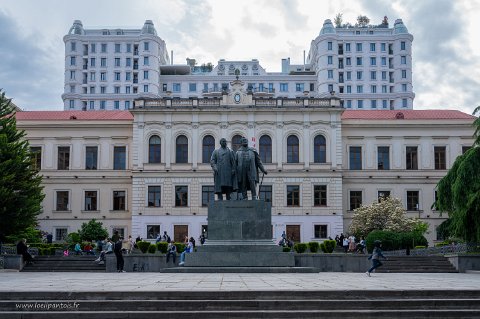 20220504__00143-100 Lycée N°1, statues (1957) des princes Akaki Tseretelies (1840-1915) et de Ilia Chavchavadze (1837-1907 assassiné par les bolchéviques) écrivains et dirigeants...