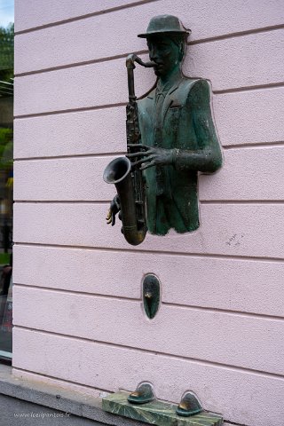 20220504__00143-107 Avenue shota rustavéli, saxophoniste sortant du mur, auteur non déterminé