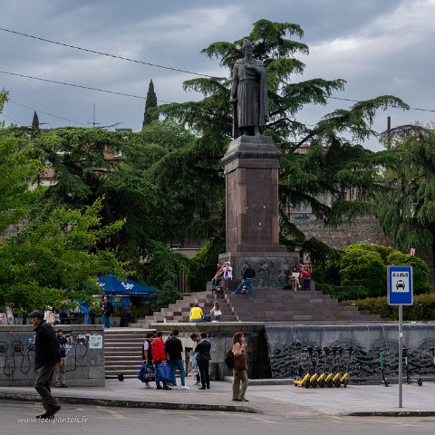 20220504__00143-111 En haut de l'avenue Rustavéli, monument à Shota Rustavéli érigé en 1942 dans le cadre de la politique de propagande monumentale élaborée par Lénine et...