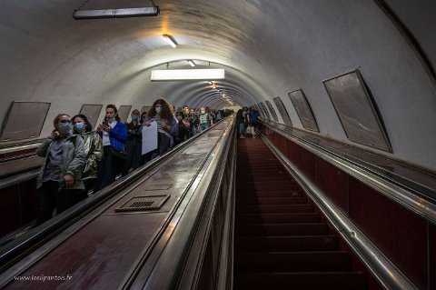 20220504__00143-124 Station Rustavéli du métro de Tbilissi: Escalator de 120m pour un dénivelé de 60