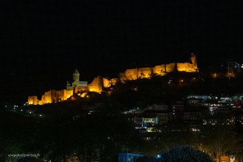 20220505__00042-19 Vue nocturne de la forteresse Narkala avec l'église St NIcolas dans la forteresse