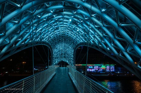 20220505__00042-25 Pont de la Paix sur le fleuve Mtkvari, construit en 2010 et dessiné par l'architecte italien Michele De Lucchi. L'éclairage est variable en intensité et en...