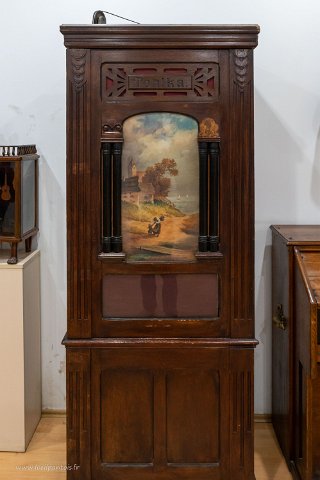 20220505__00126-100 Musée national des instruments de musique: le même orchestrion porte fermée