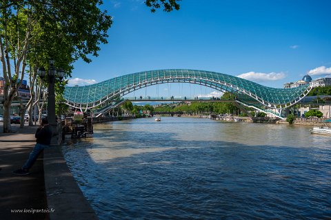 20220517__00126-75 Tbilissi, Vue sur le pont de la paix construit en 2010 par l'architecte italien Michele De Lucchi. Le pont enjambe le Mtkvari ou Koura, fleuve de 1500km qui...
