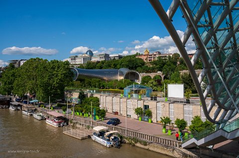 20220517__00126-76 Tbilissi, depuis le pont de la paix, vue sur le Rike parc (dont le plan réprésente une carte de Géorgie) et les Rike jugs concert hall, incroyable salle de...