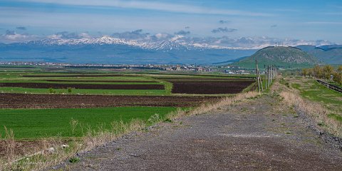 20220517__00126-25 Avant Ninotsminda, zones agricoles et vue sur le grand Caucase au Nord