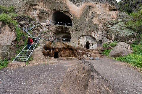 20220516__00080-15 Site de Vardzia, à droite des deux grandes salles, pièce froide de stockage