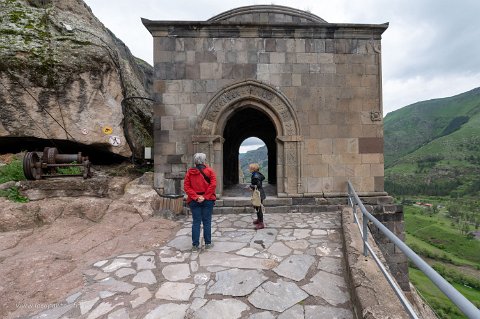 20220516__00080-18 Site de Vardzia, ajout. Vardzia, est l'un des 14 sites de Géorgie qui figure (depuis 2007) sur la tentative lists du patrimoine mondial de l'UNESCO. Le clocher