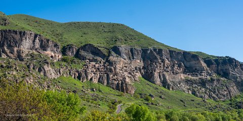 20220517__00126-11 Vardzia, vue d'ensemble. A 1300m d'altitude, Le site, construit à partir du XIIe s avec 360 grottes compta jusqu'à 3000 grottes pour 5000 habitants. jusqu'alors...