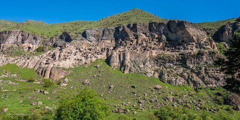 20220517__00126-20 Vardzia, vue d'ensemble. A 1300m d'altitude, Le site, construit à partir du XIIe s avec 360 grottes compta jusqu'à 3000 grottes pour 5000 habitants. jusqu'alors...