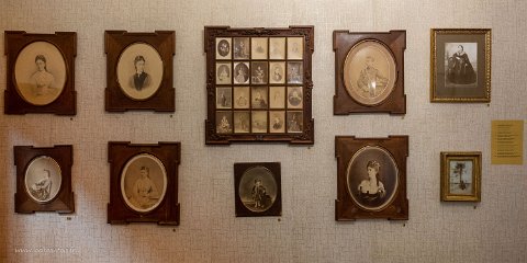 20220511__00173-127 Zugdidi, musée des dadiani, photos de famille. En haut à droite, Ekaterine Dadiani (née Chavchavadze) dérnière souveraine de Mingrélie