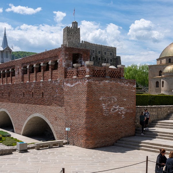 Route de Mestia à Vardzia Bien qu'il existe une route supposée plus courte mais en très mauvais état, la descente de Mestia repasse par Zugdidi et...