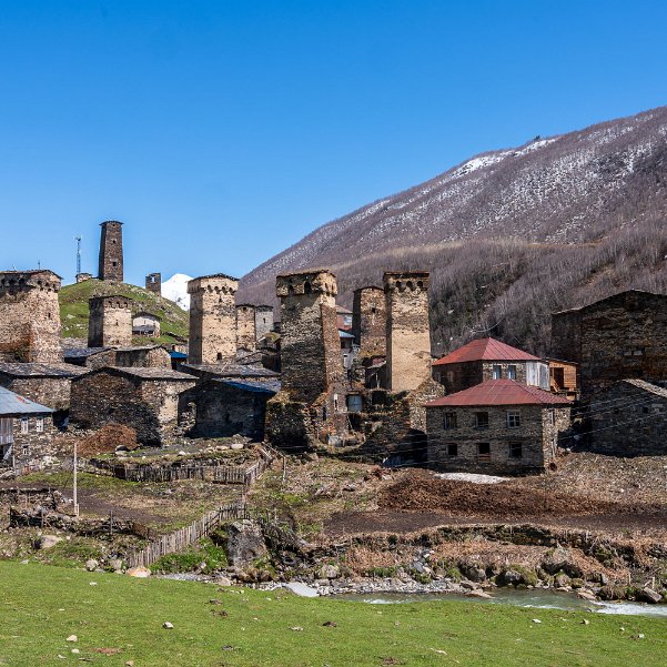 Mestia-Ushguli et la Haute Svanétie Isolés par des routes difficiles, un rude climat et de nombreux glissements de terrains, les Svanes ont la réputation...