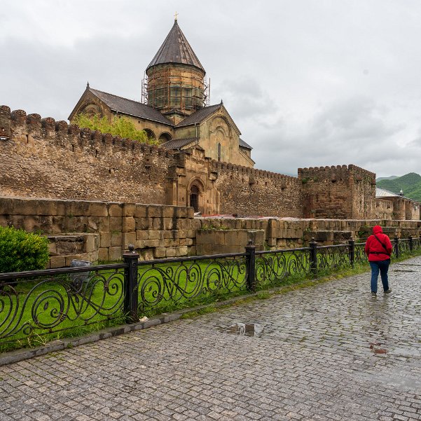 Mtskheta En se souvenant de ce que KH se prononce comme un R guttural, c'est presque prononçable. Mtskheta, fut la Capitale de...