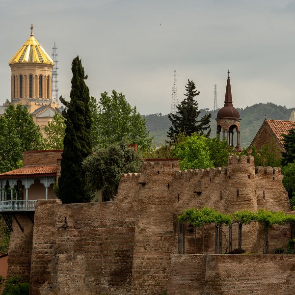 Tibilissi 1 Fondée au Ve s, longtemps dénommée Tiflis, Tbilissi reçut son nom actuel d'un caprice de Staline. Enjeu de tous les...