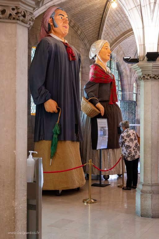 20210902__00281-22 Hôtel de ville: deux des géants représentant des maraichers d'Achicourt, géants qui défilent le 14 juillet