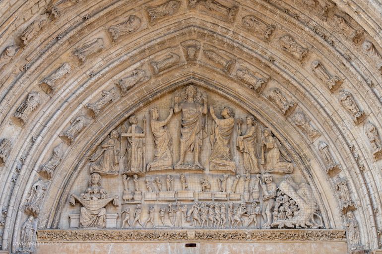 20210908__00180-33 Cathédrale Notre Dame de St Omer: le tympan du Jugement dernier (XIIIe s restauré au XIXe): sous le Christ entouré de la Vierge et St Jean, les morts sortent de...