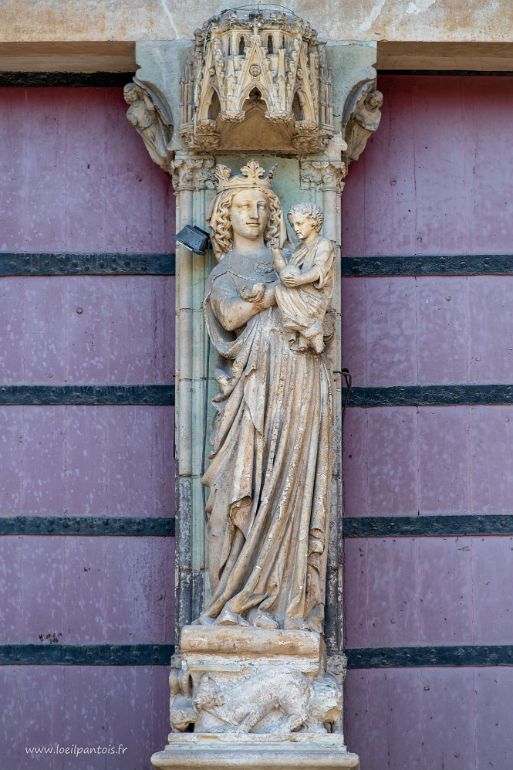 20210908__00180-34 Cathédrale Notre Dame de St Omer: trumeau du grand portail: vierge à l'enfant (début XVIe s refait au XIXe)