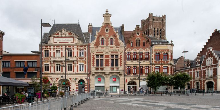 20210910__00390-12 Grand place de Bethune, reconstruite par ç architectes après la 1ere guerre mondiale avec un mélange art déco et régionalismes. Ici les banques